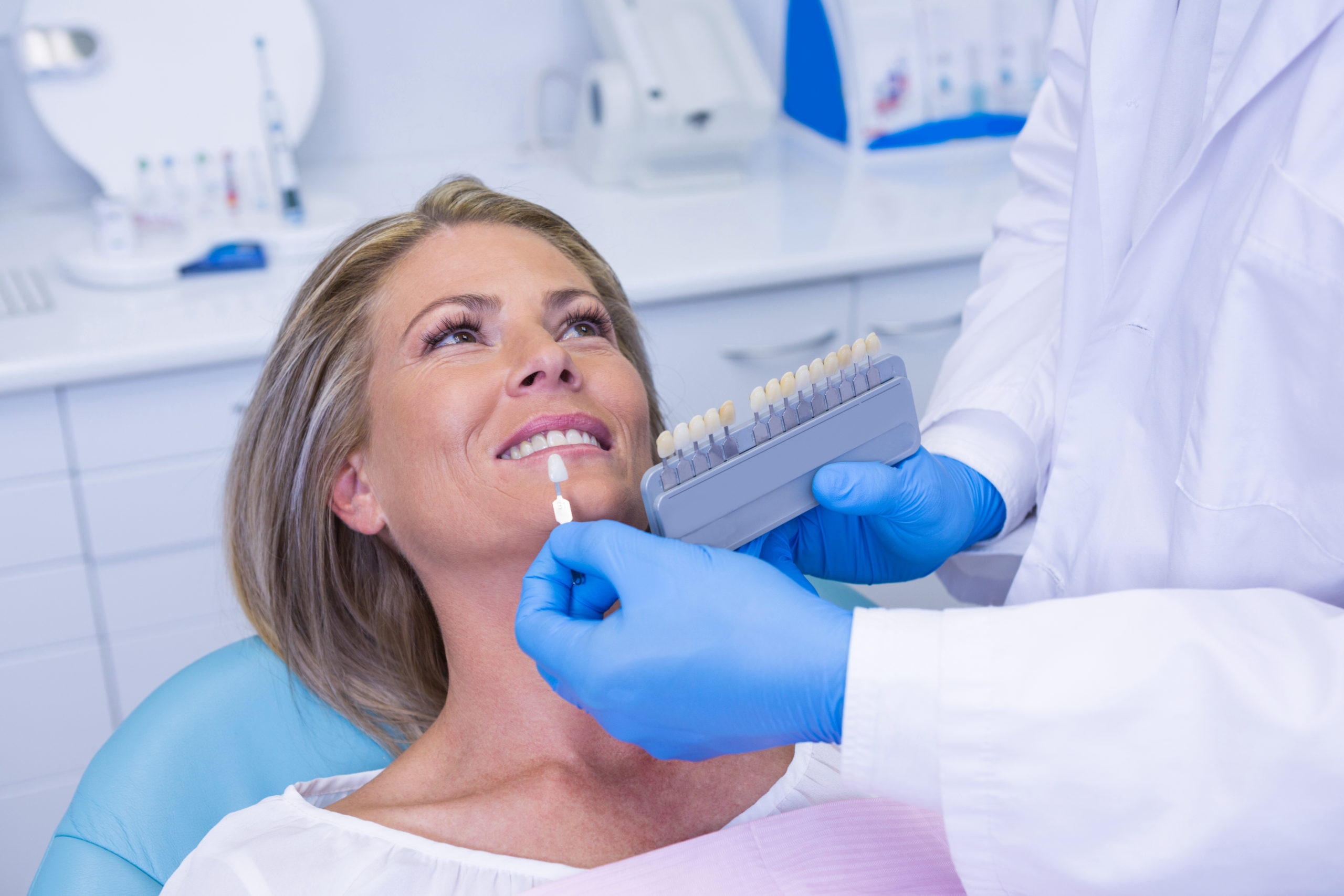 doctor-holding-tooth-whitening-equipment-by-patien-N4GQUY2 Doctor holding tooth whitening equipment by patien N4GQUY2